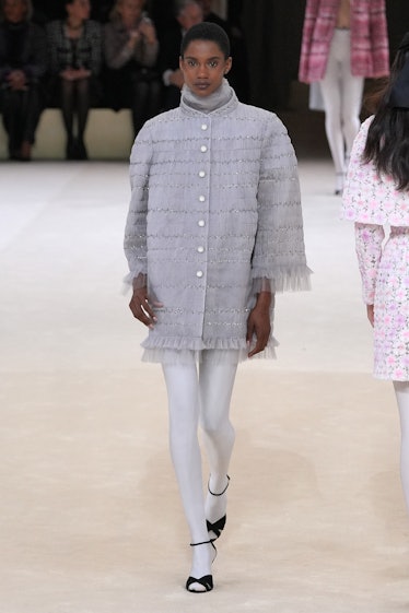 Bir model, Paris Moda Fuarı kapsamında Chanel Haute Couture İlkbahar/Yaz 2024 defilesi sırasında podyumda yürüyor.