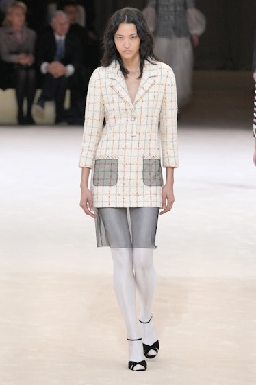 Bir model, Paris Moda Fuarı kapsamında Chanel Haute Couture İlkbahar/Yaz 2024 defilesi sırasında podyumda yürüyor.