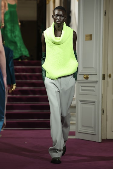 Bir model, Paris Defilesi kapsamında Valentino Haute Couture İlkbahar/Yaz 2024 defilesi sırasında podyumda yürüyor.