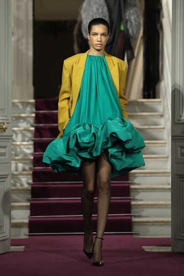 Bir model, Paris Defilesi kapsamında Valentino Haute Couture İlkbahar/Yaz 2024 defilesi sırasında podyumda yürüyor.