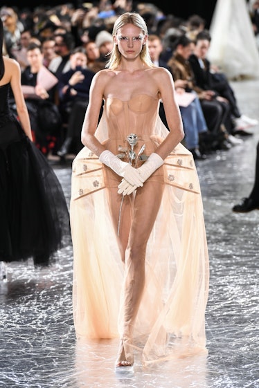 Paris Couture Moda Haftası kapsamında Jean Paul Gaultier Couture İlkbahar 2024'te podyumda model...