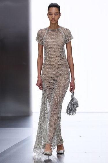 Bir model, Haute-Couture İlkbahar/Yaz 2024 Kadın defilesi sırasında Fendi'nin bir kreasyonunu sunuyor.
