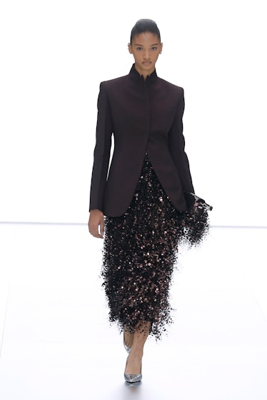Bir model, Paris Fas kapsamında Fendi Haute Couture İlkbahar/Yaz 2024 defilesi sırasında podyumda yürüyor.