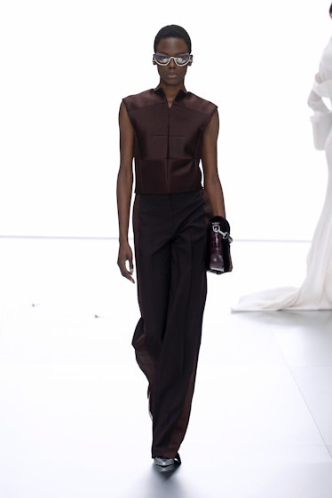 Bir model, Paris Fas kapsamında Fendi Haute Couture İlkbahar/Yaz 2024 defilesi sırasında podyumda yürüyor.