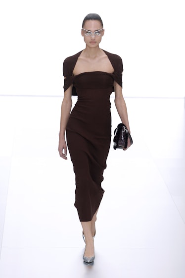     Bir model, Paris Moda Fuarı kapsamında Fendi Haute Couture İlkbahar/Yaz 2024 defilesi sırasında podyumda yürüyor.