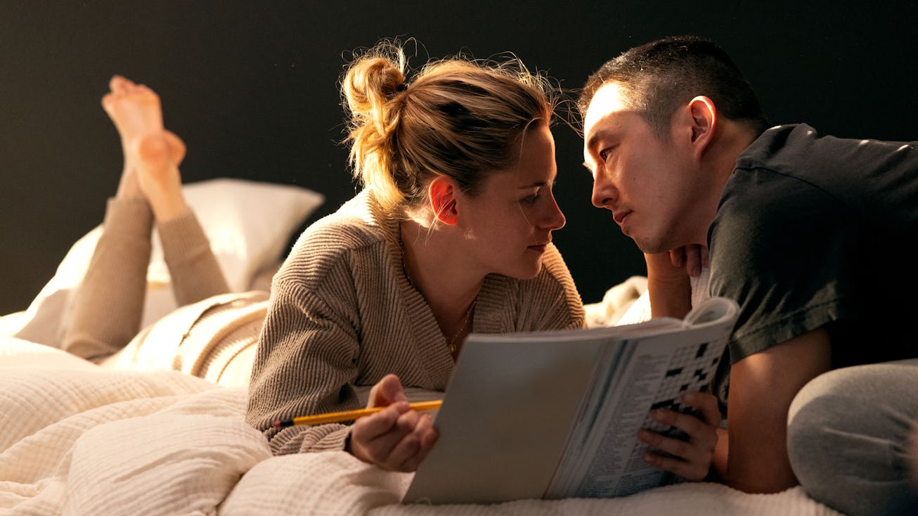 Review: In The AI Romance Love Me, Kristen Stewart & Steven Yeun Are My New Favorite Couple