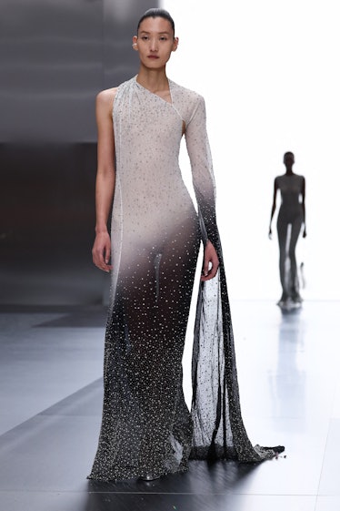 Modeller, İlkbahar/Yaz 2024 kadın haute couture defileleri sırasında Fendi kreasyonlarını sunuyor.