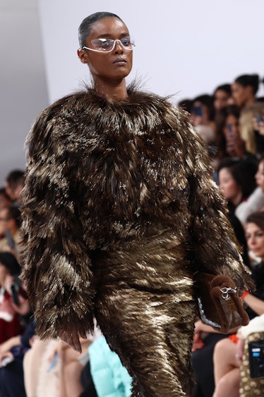 Bir model, Haute-Couture İlkbahar/Yaz 2024 Kadın defilesi sırasında Fendi'nin bir kreasyonunu sunuyor.