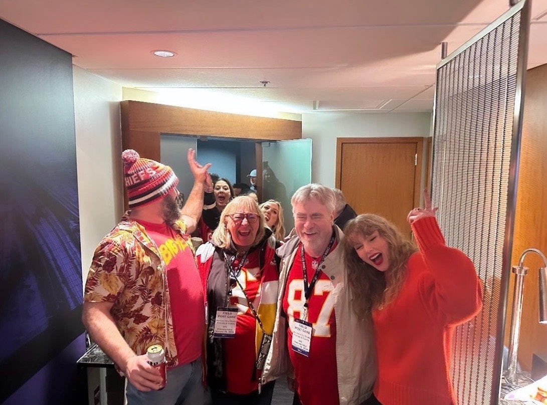 So is the party going. Крутая вечеринка. Люди на тусовке. Выпускной вечеринка. Вечеринка.