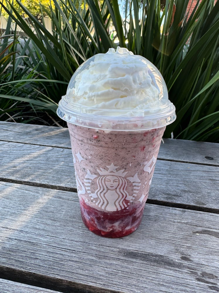 I tried the Chocolate-Covered Strawberry Frappuccino from Starbucks' Valentine's Day menu. 