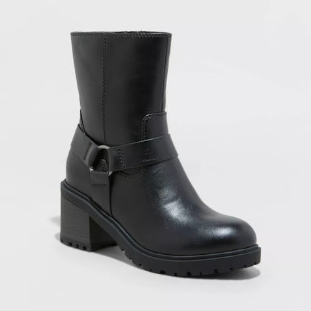 These black boots are like the ones Taylor Swift wore to the Kansas City Chiefs game to cheer on Tra...