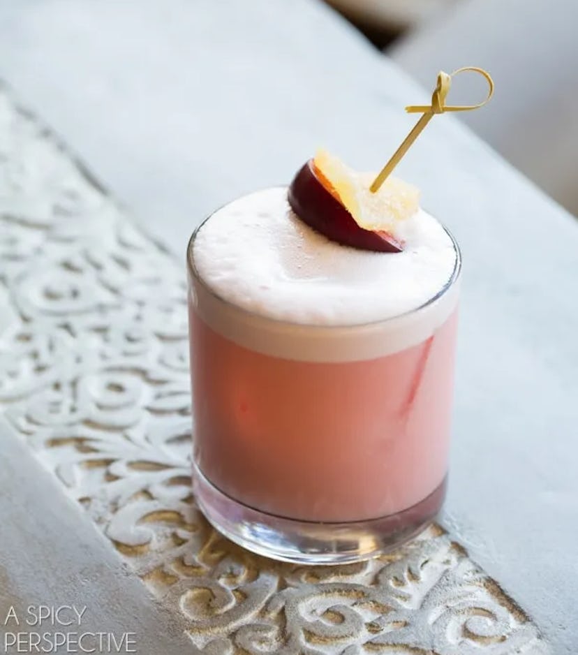 Plum whiskey sour, perfect to serve if you want a pink Valentine's Day cocktail