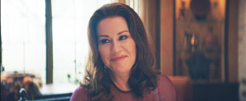 Molly Ringwald is Joanne Carson.