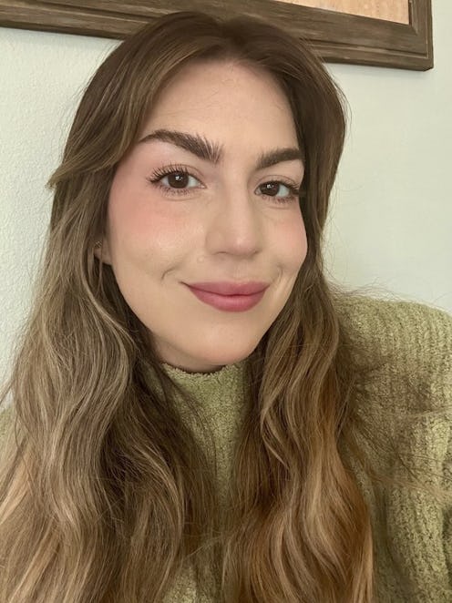 Amanda Ross wearing anastasia beverly hills bow gel