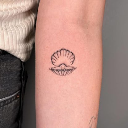 13 Adorable Coquette Tattoo Ideas Inspired by Hailey Bieber's Dainty Bow 32 Clam shell pearl tattoo.