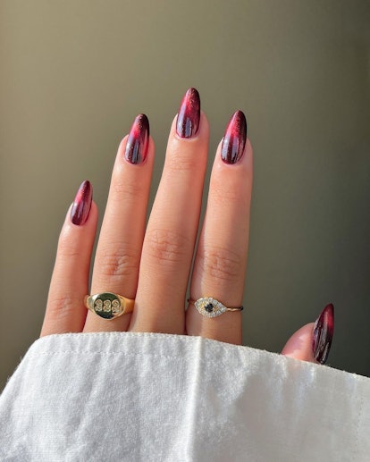Experimente unhas vermelhas escuras para uma manicure sensual de inverno.