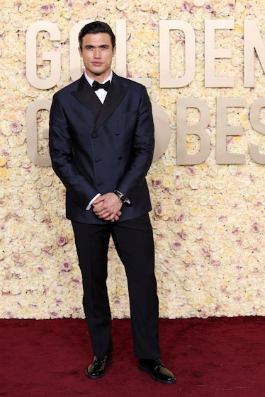 Charles Melton, 7 Ocak 2024'te Beverly Hilton'da düzenlenen 81. Yıllık Altın Küre Ödüllerine katılıyor...