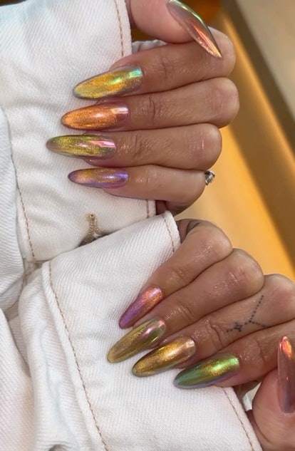 As unhas cromadas coloridas de Vanessa Hudgens são inspiração para uma manicure de olho de gato.