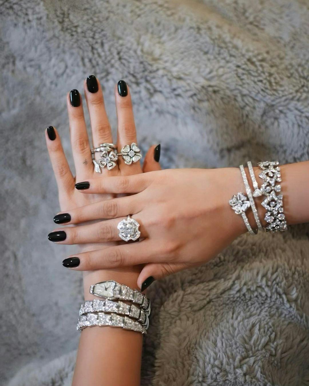 Manicurist Tom Bachik painted Selena Gomez&rsquo;s short nails in a glossy black shade for the 2024 Golden&hellip;