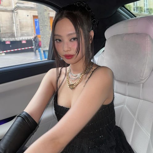 BLACKPINK Jennie gloves