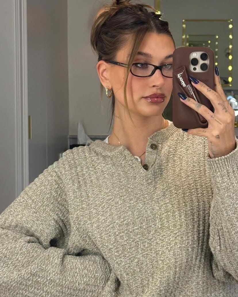 On Sept. 20, Hailey Bieber rocked dark sapphire blue nails.