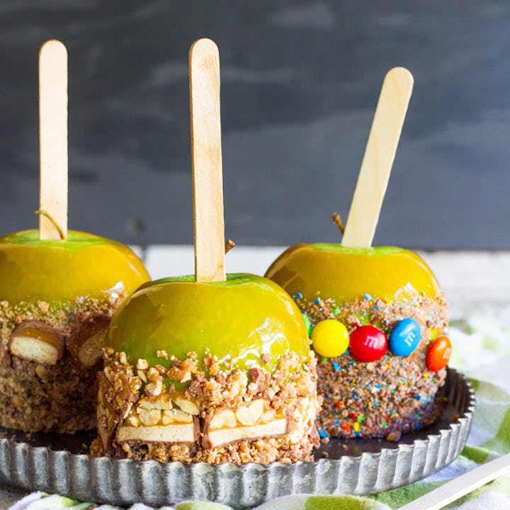 Caramel apples, one of the trendiest halloween recipes 2024