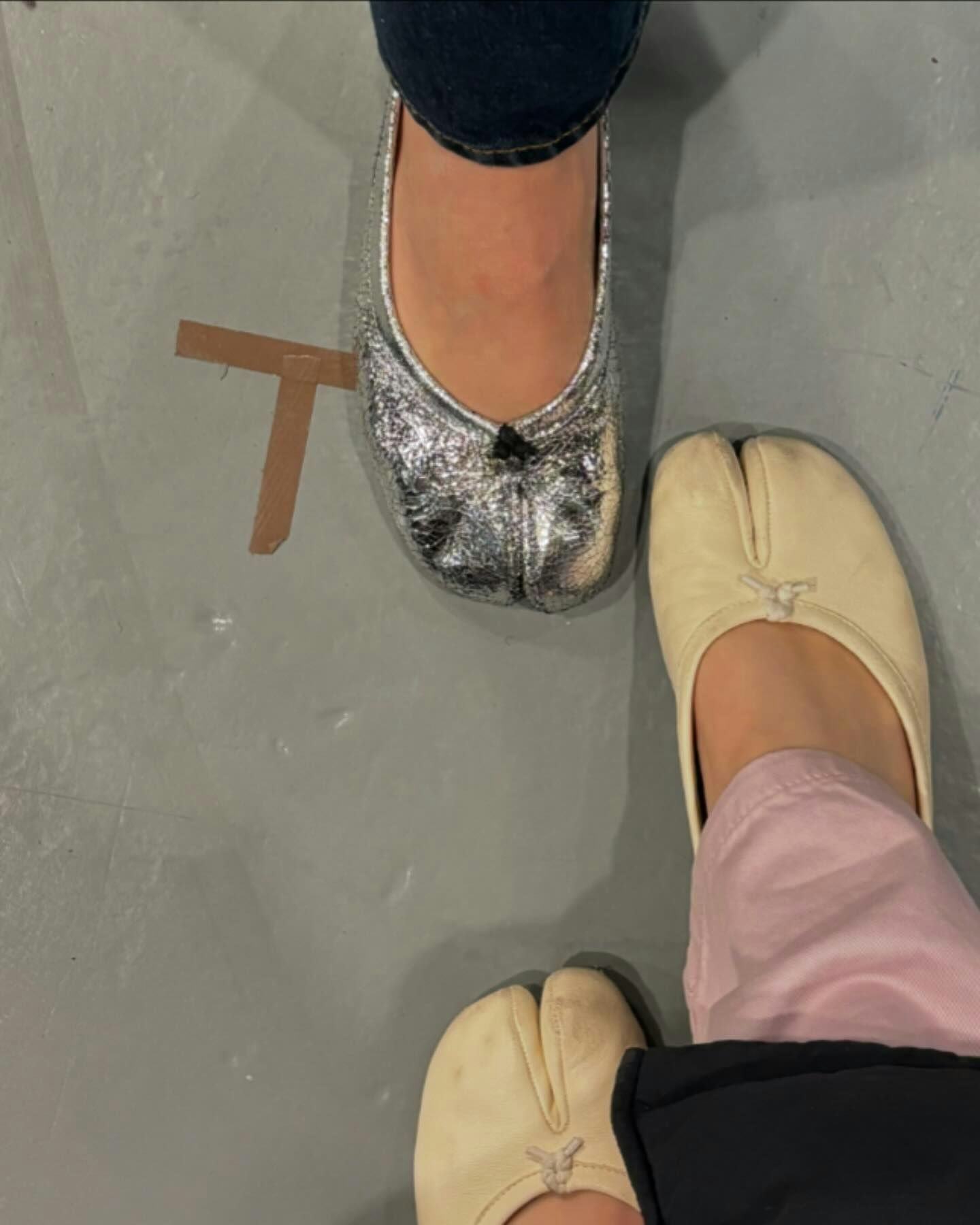 Ariana Grande&rsquo;s scoop mini dress defied gravity.