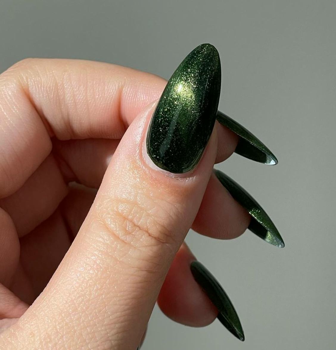 Gleaming Emerald: Metallic Green Nails Are Trending