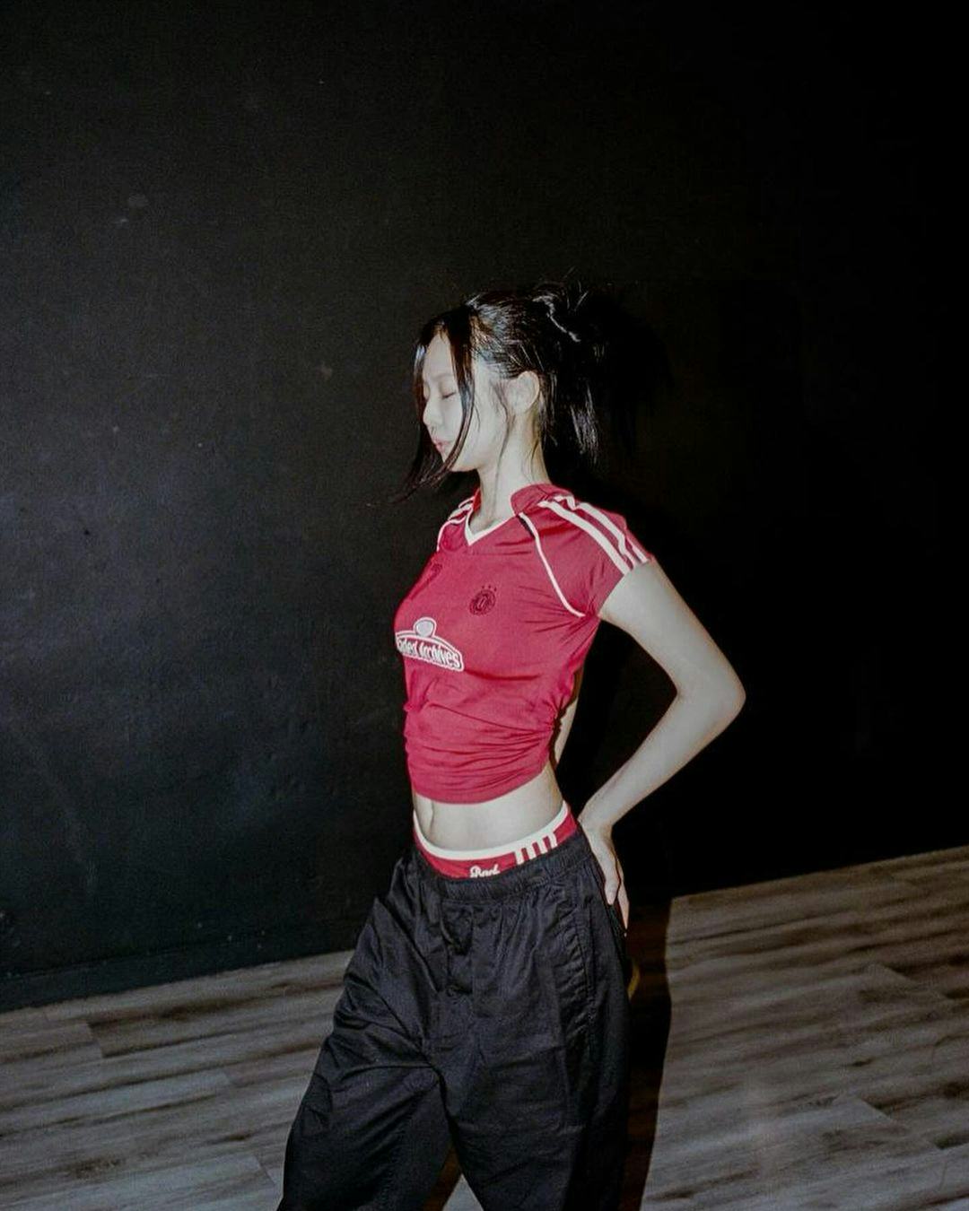 Jennie Kim s Double Stacked Parachute Pants Reimagine Fall Layering