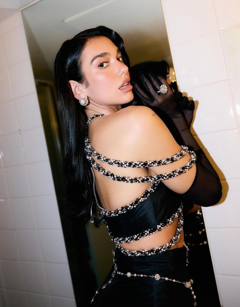 Dua Lipa just went from cherry coke to jet-black hair.