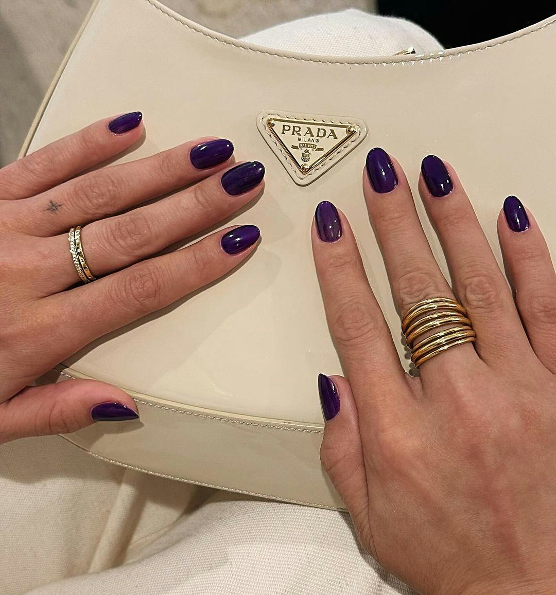 Selena Gomez just rocked dark purple nails.