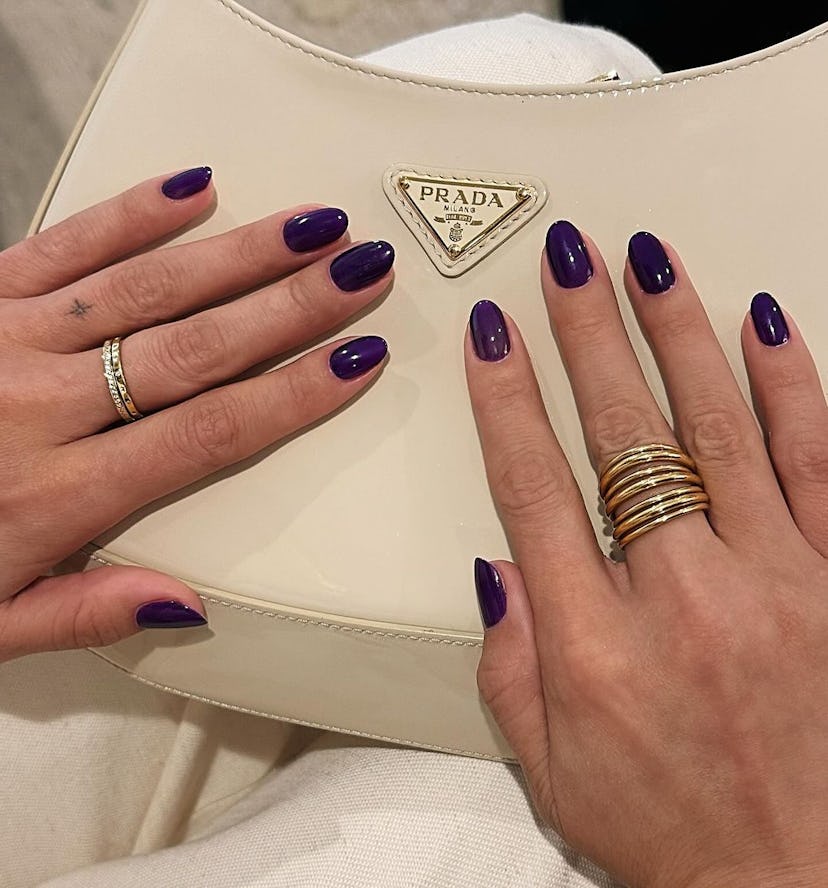 Selena Gomez just rocked dark purple nails.