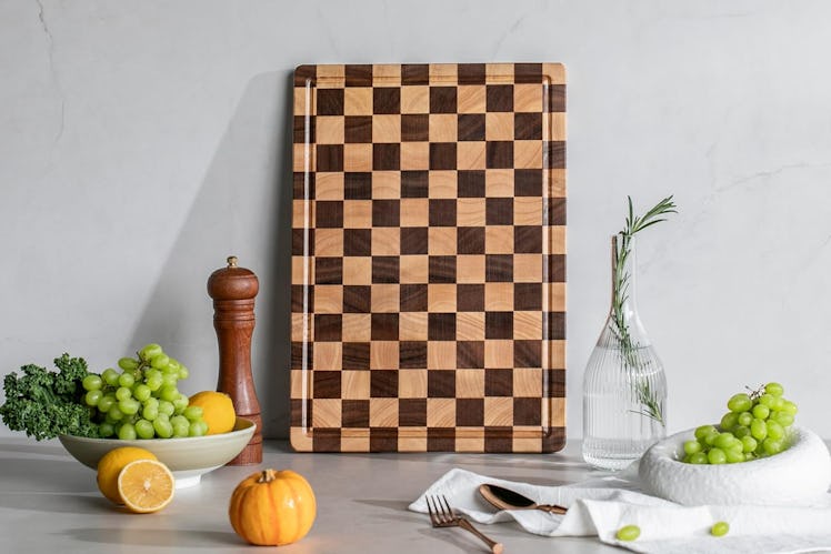 THETCHRY Checkered Cutting Board