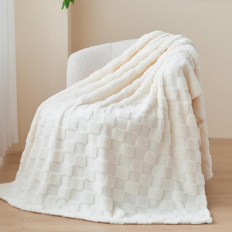 NEWCOSPLAY Fleece Checkered Throw Blanket