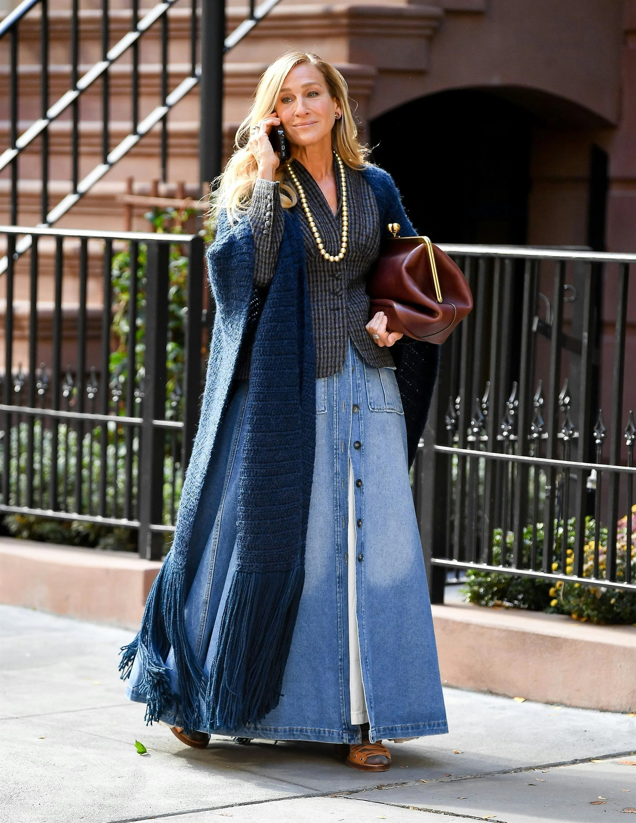 セリーヌ フィービー マディソンブルー CELINE マルジェラ ロンハーマン Carrie Bradshaw Wears Fall's Hottest Color With a Midwestern Mom Skirt