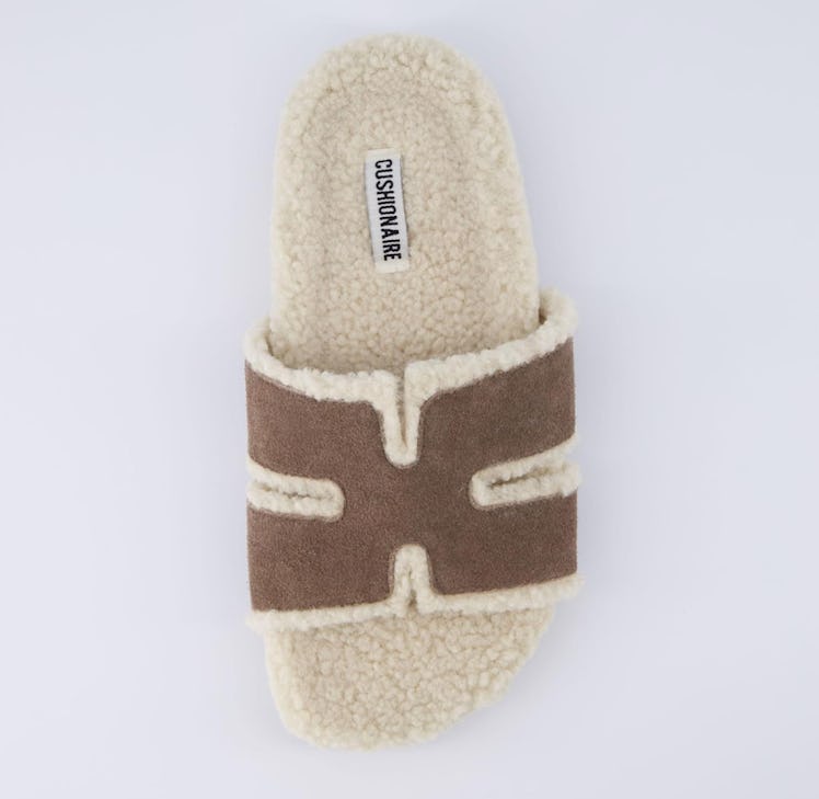 CUSHIONAIRE Faux Fur Sandals