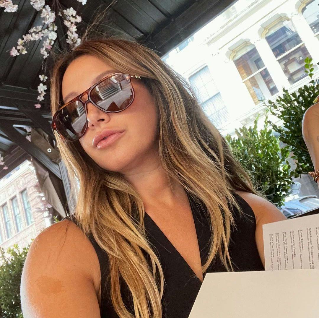 Ashley Tisdale just debuted a brunette shag and wispy bangs — and I'm obsessed.