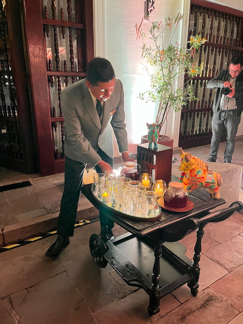 Preparing the picol cocktail at Palacio del Inka.
