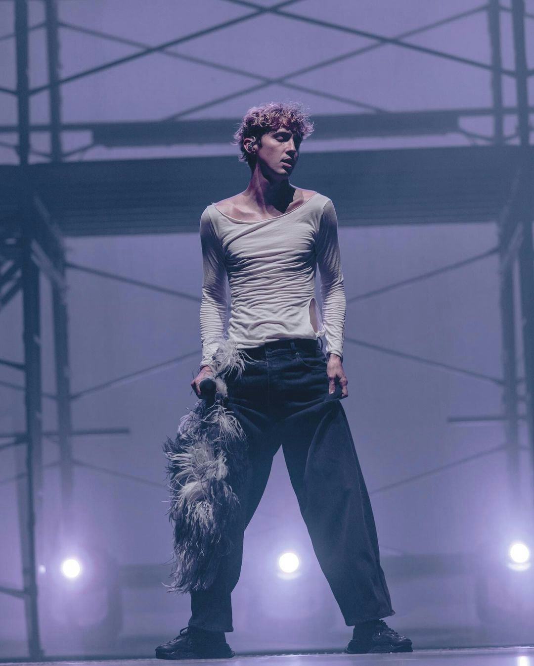 Troye Sivan Channels Kate Moss In Tom Ford-Era Gucci At The ‘Sweat’ Tour