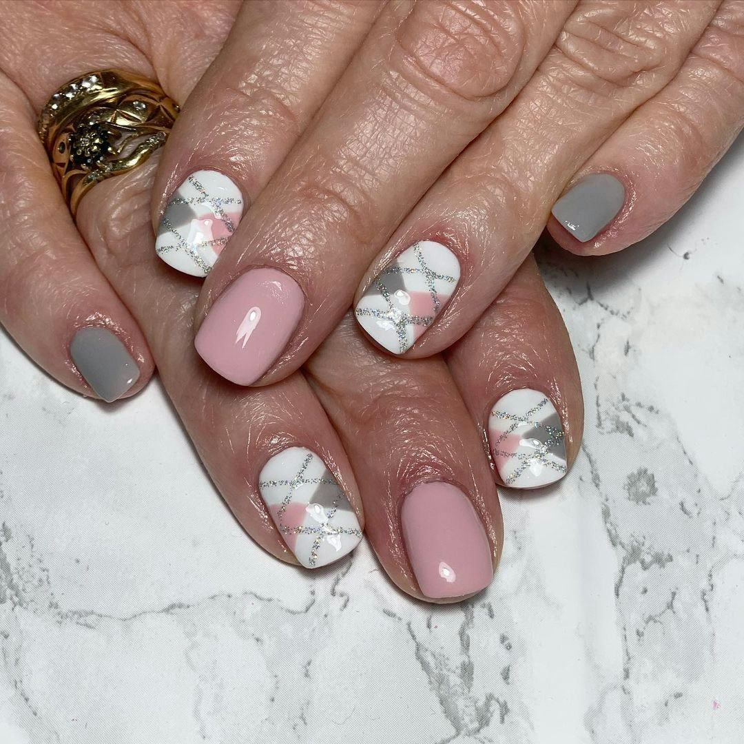 Argyle nails match the preppy aesthetic.