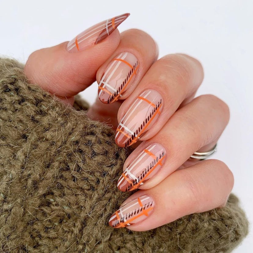 Plaid nails match the preppy aesthetic.