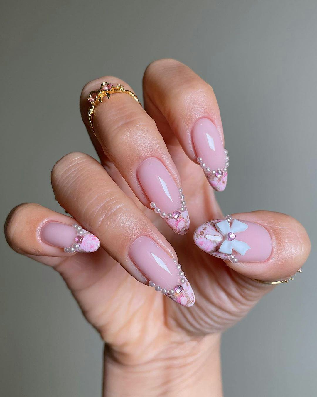 Pearl-lined French tip nails match the preppy aesthetic.