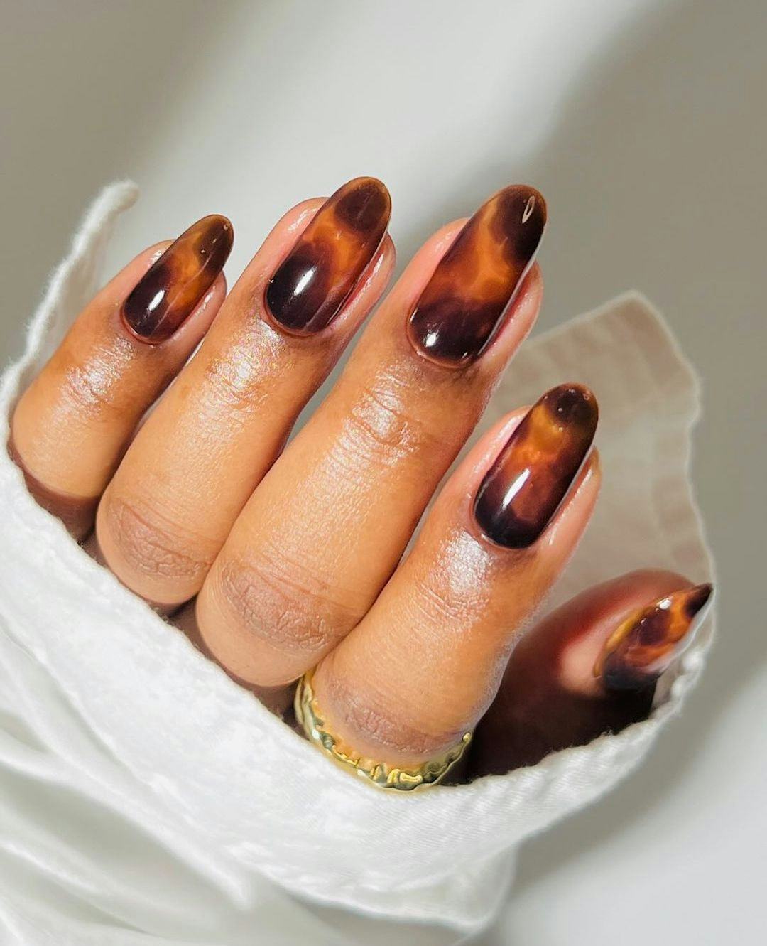 Tortoiseshell nails match the preppy aesthetic.