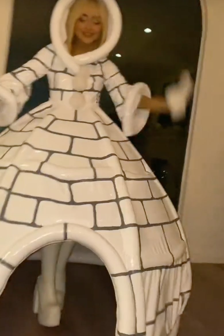 Sabrina Carpenter&rsquo;s Lizzie McGuire costume