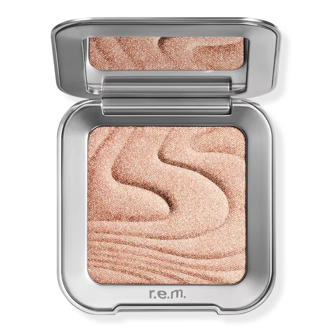 r.e.m. beauty Interstellar Highlighter Topper in miss mercury