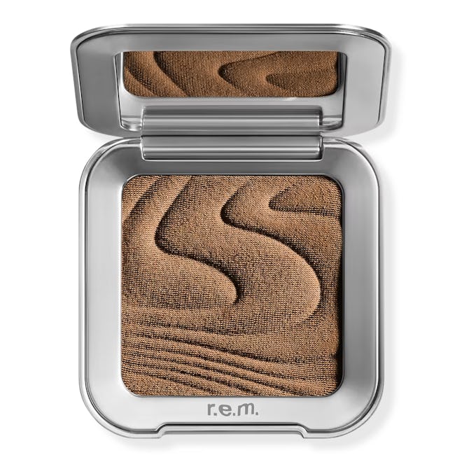 r.e.m. beauty Hypernova Satin Matte Bronzer in solar storm