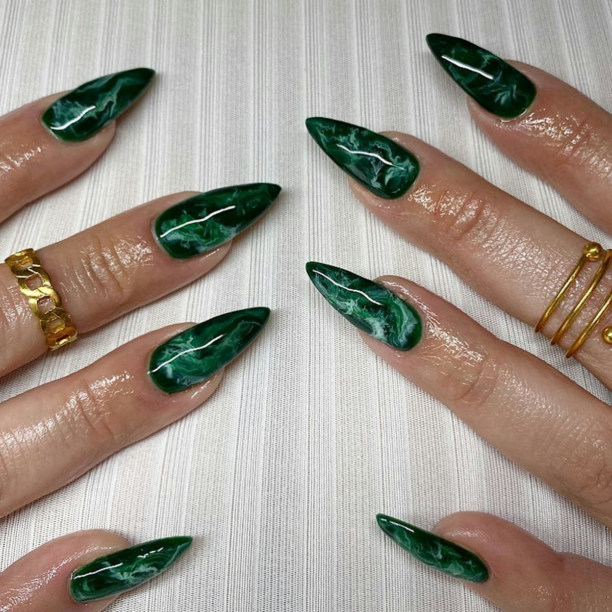 Stunning Emerald Green Nail Designs for Winter