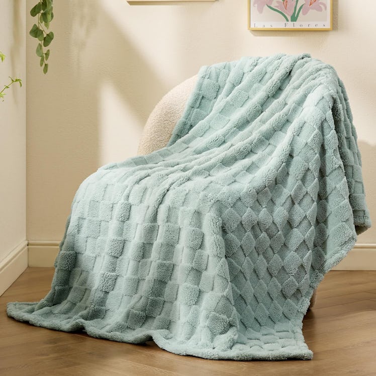 Bedsure Checkered Throw Blanket