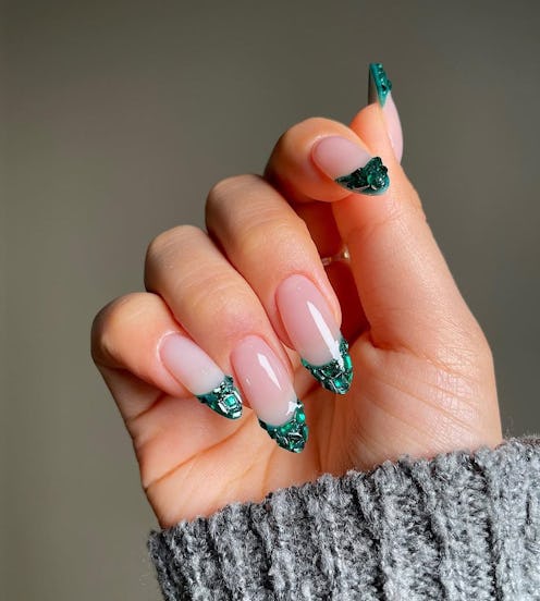 Here are 12 emerald green nail art designs to get in on winter 2025's biggest manicure trend.
