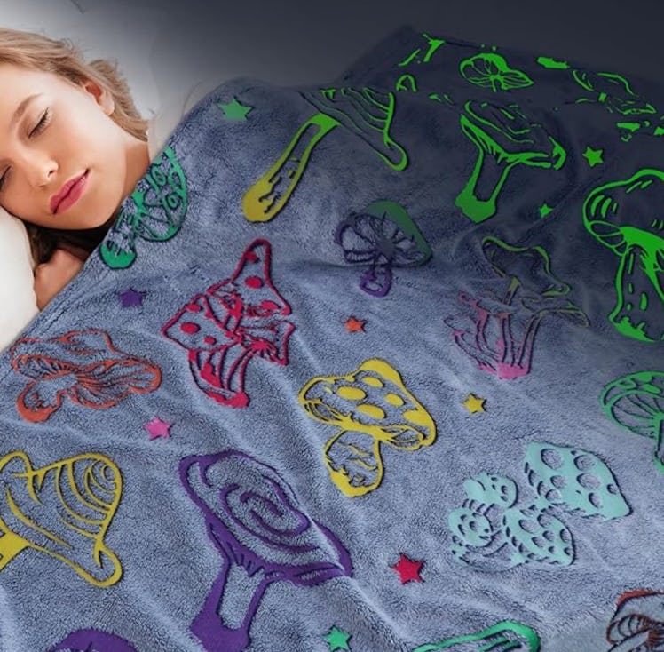 Gdindff Glow in The Dark Blanket